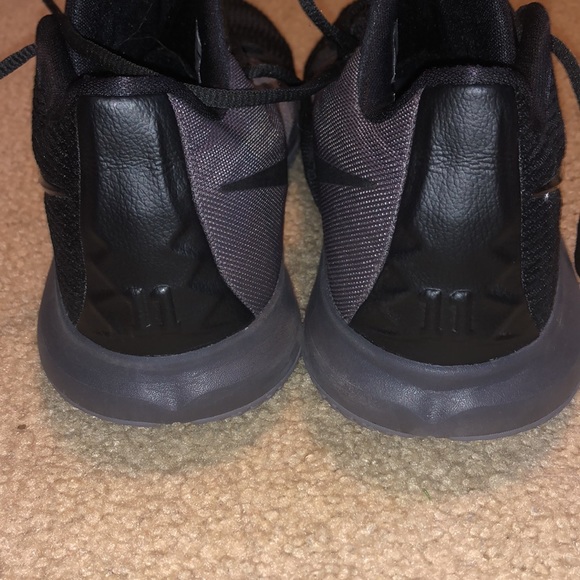 Nike Kyrie Flytraps - Picture 12 of 13